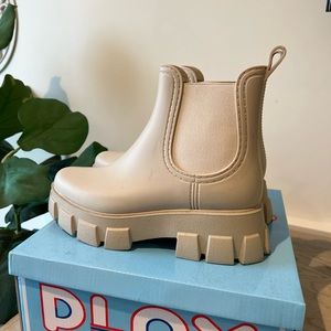 Jeffrey Campbell Lug Sole Chelsea Rain Boot in Pleu Cream size 9 Like New!